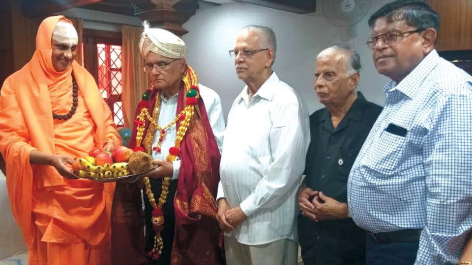 Dr. S.L.Bhyrappa visits Suttur Mutt