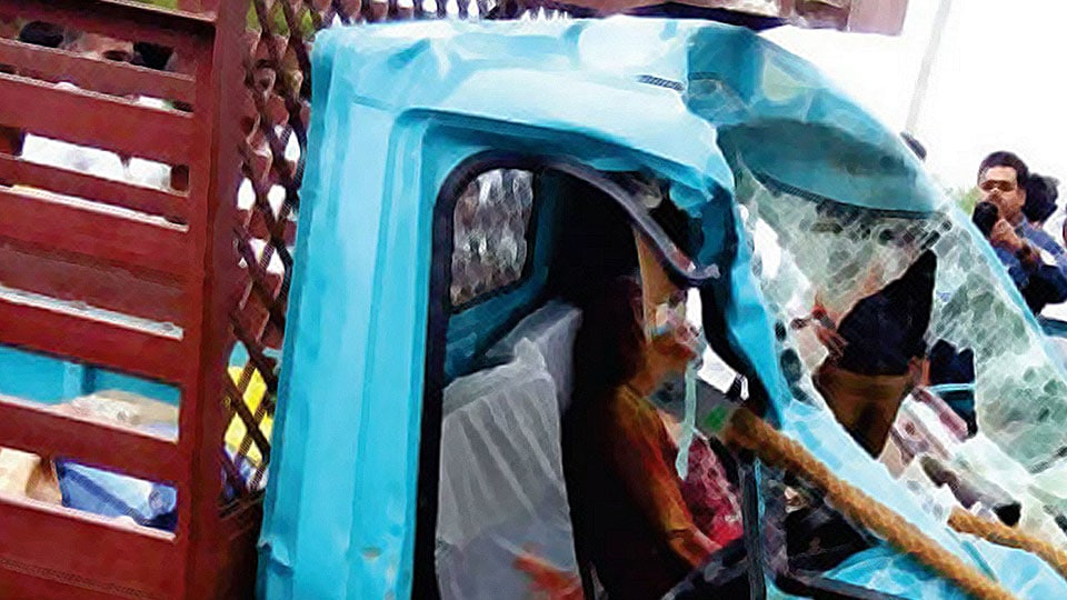 One killed, 3 injured as goods vehicle rams into tree