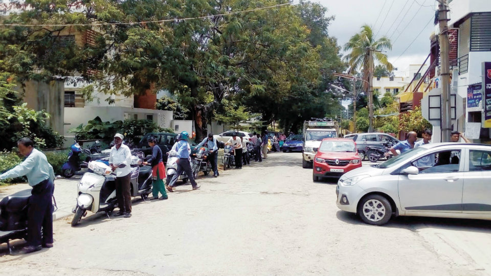 Effect of New Traffic Rules: Long queues in front of Emission Checking Centres