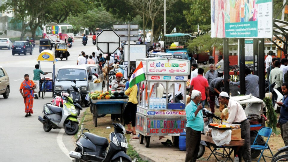 Footpath markets: Indifference of MCC Officers irks Corporators