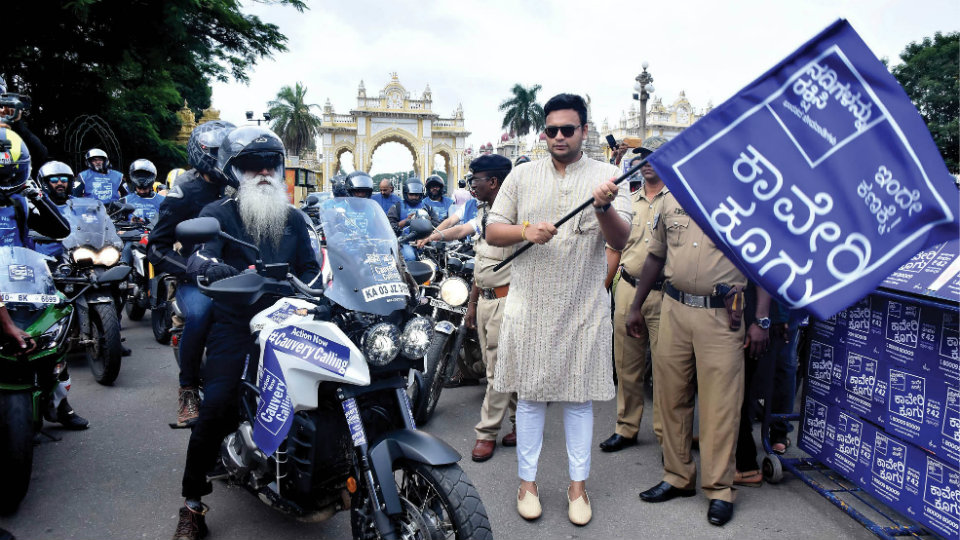 Jaggi Vasudev leads bike rally in city; to leave for Mandya this evening