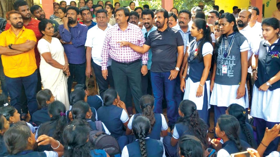 Maharani’s Arts College students stage protest