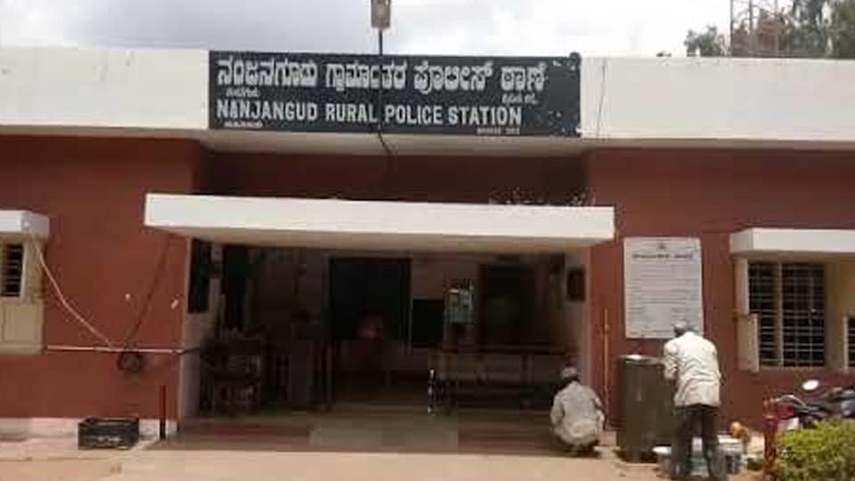 Public accuse Nanjangud Police of lock-up death