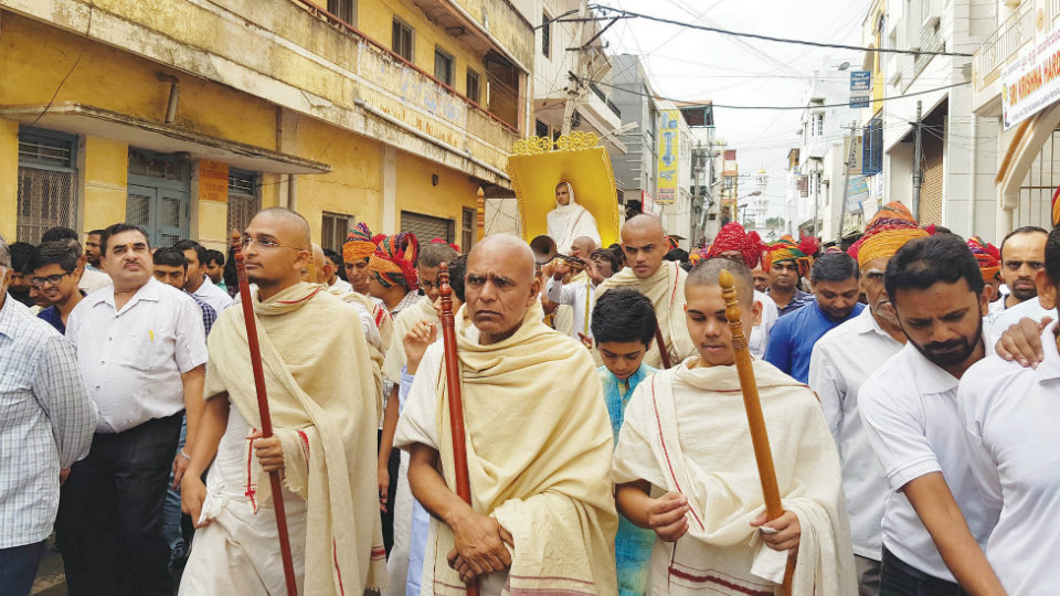 Jain Munis take out procession