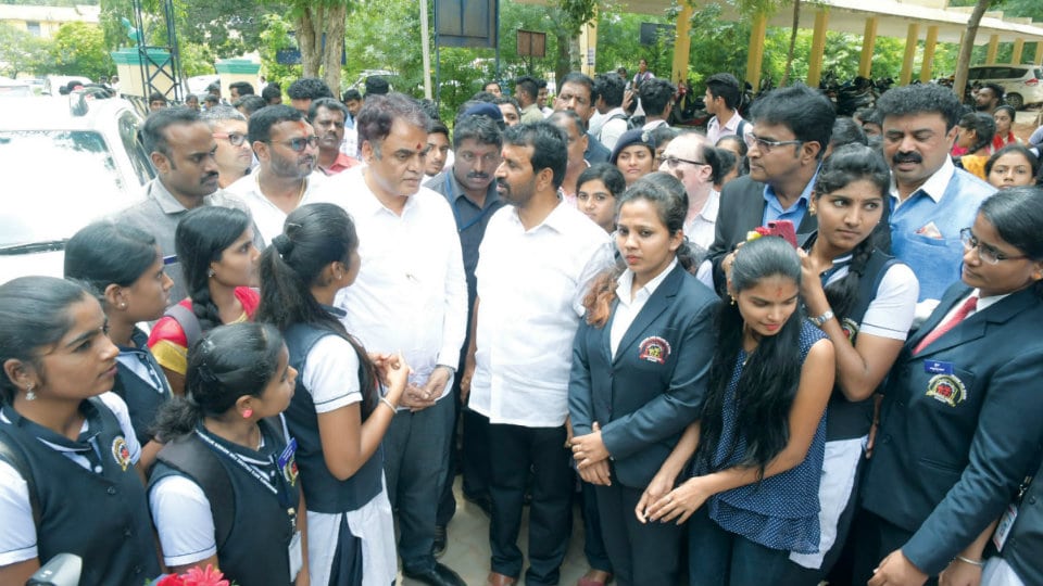 Dy.CM promises compound for Maharani’s college