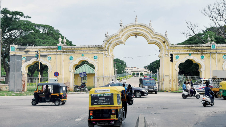 Minister Somanna to get ugly Arch Gate repaired for Dasara