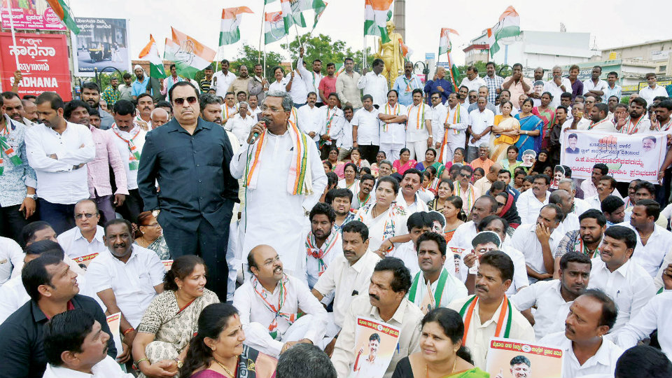 Siddharamaiah leads Congress demonstration in city