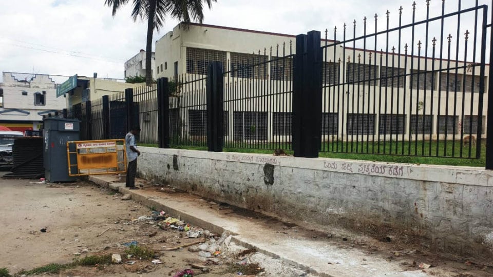 Govt. School compound on Pulikeshi Road turns public urinal