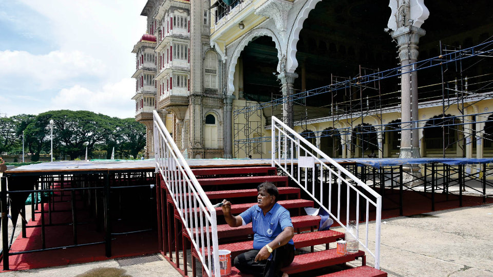 Royal stage readied for Dasara