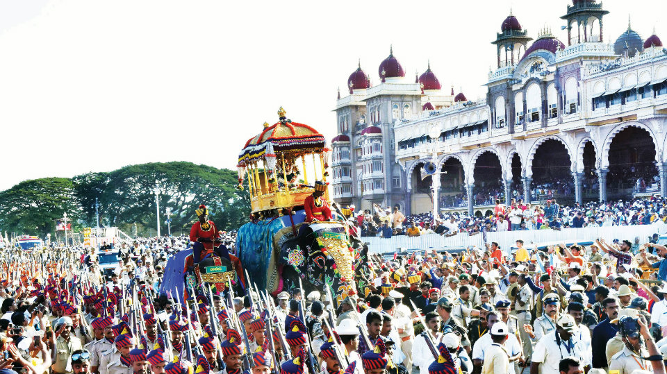 Dasara Procession, Torchlight Parade marred by maladministration