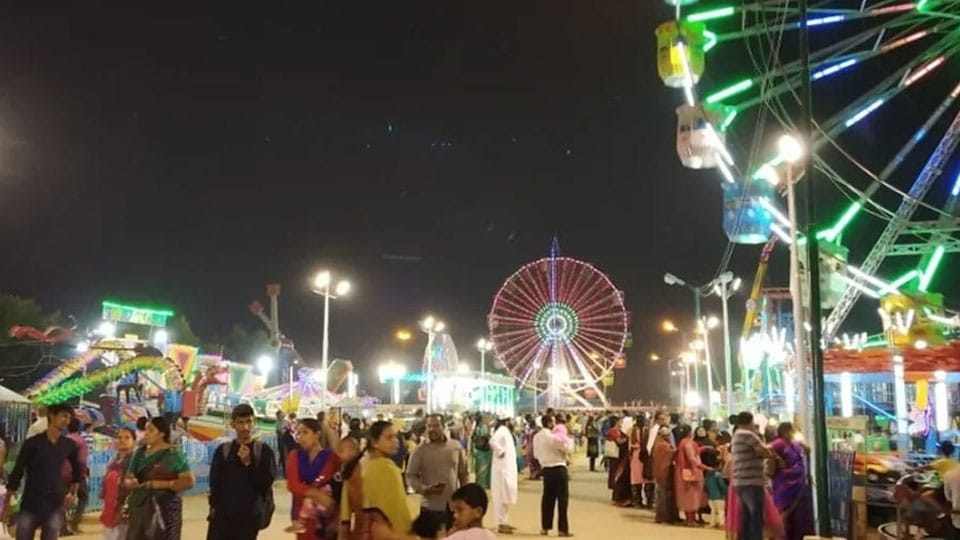 Dasara Expo Stall owners asked to close shop at 10 pm