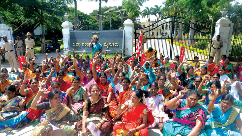 Akshara Dasoha workers demand pension