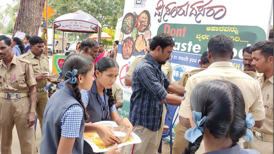 When students fed hungry Policemen on Dasara Duty