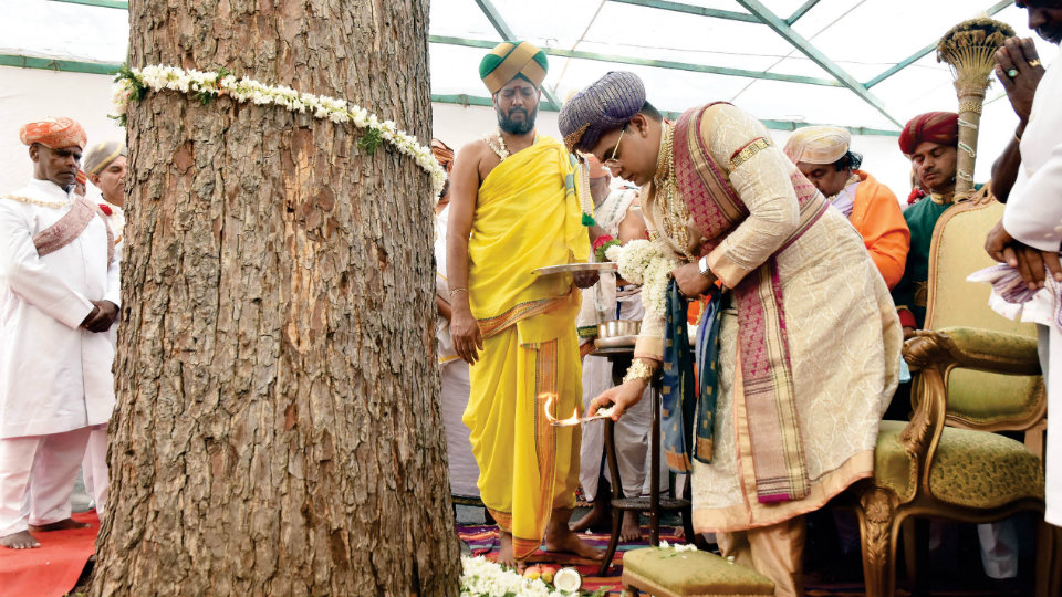 Yaduveer performs Vijaya Yatre and Shami puja