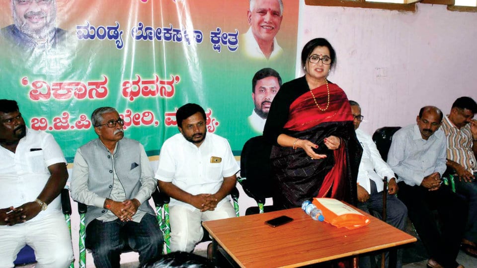 Independent MP Sumalatha attends BJP meet in Mandya