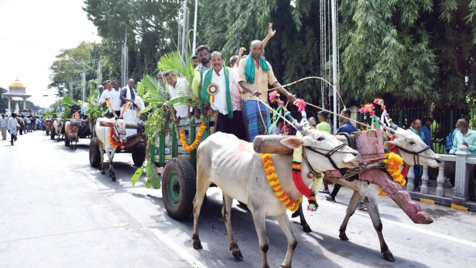 Bullock carts add rural touch to ‘Raitha Dasara’ procession
