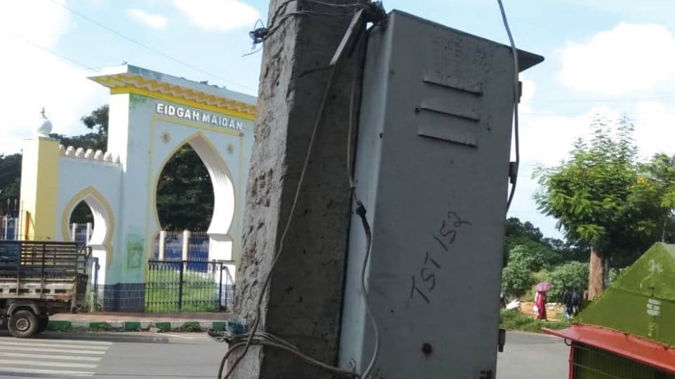 Exposed electric wires posing danger at Tilak Nagar