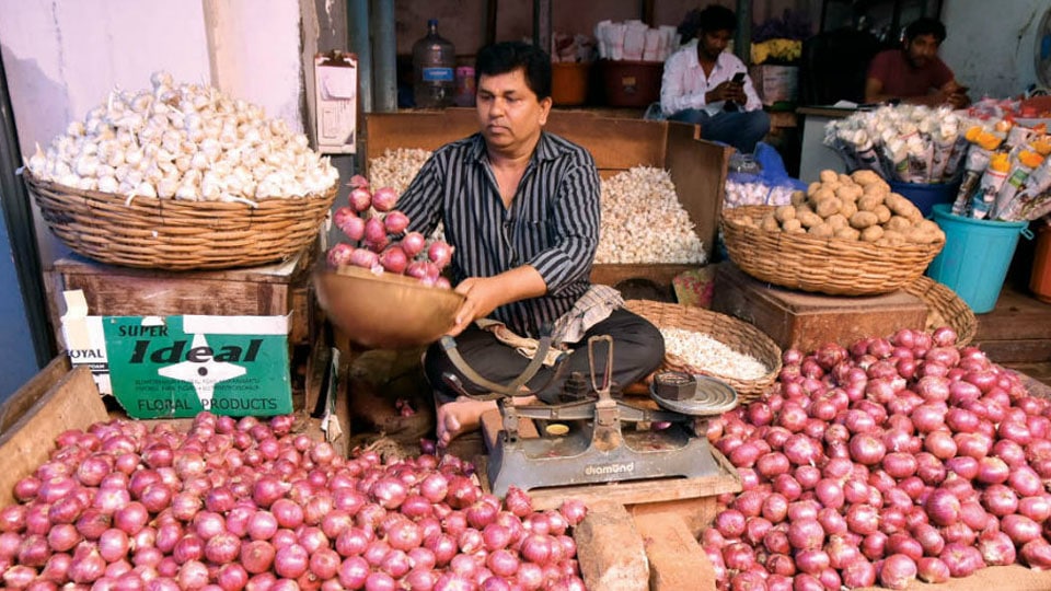 Onion prices touch Rs.80, thanks to tight supply