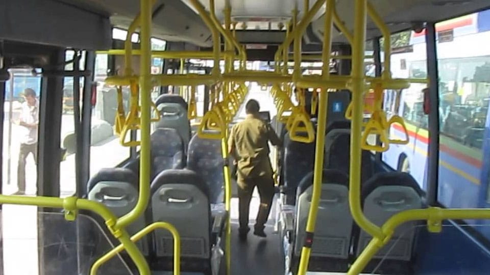 Miscreant steals cash, jewels of woman in bus