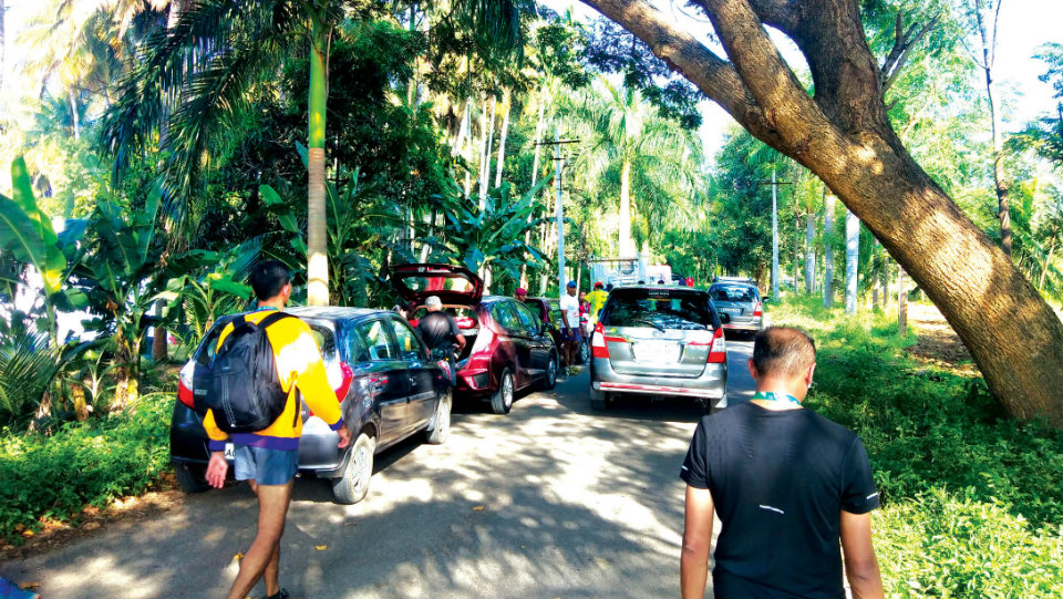 Marathoners block 10-km road in Srirangapatna, Palahalli