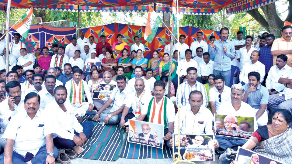 Economic slowdown: Congress stages protest against State and Centre