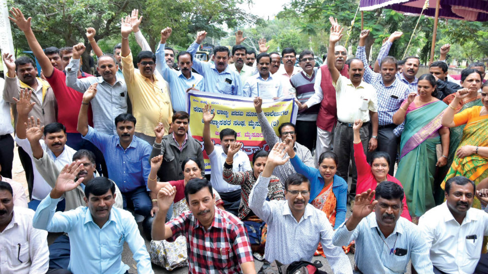 PU lecturers urge Government to release salaries on time