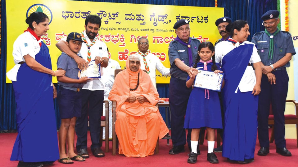 Suttur Seer addresses children at Scouts and Guides Patriotic Songs Contest