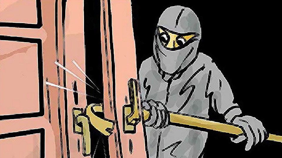 Burglars loot gold ornaments, cash from houses in city