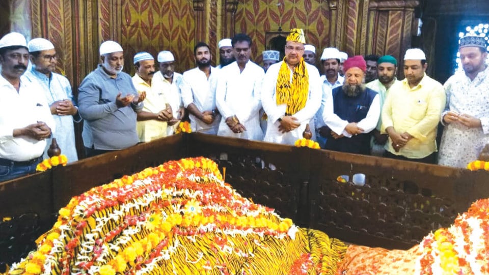 MLA Tanveer Sait offers floral tributes to Tipu Tomb