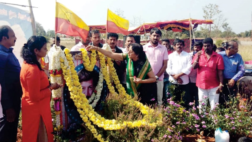 Dr. Vishnuvardhan’s 10th death anniversary: Puja offered at Memorial site