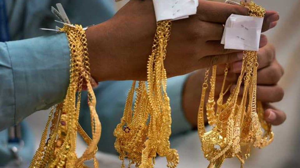 Now, con women cheat jewellery store in city