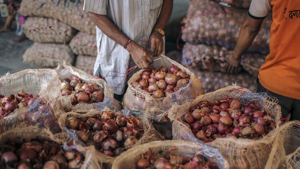 Government to import onion from Turkey to control sky-rocketing prices