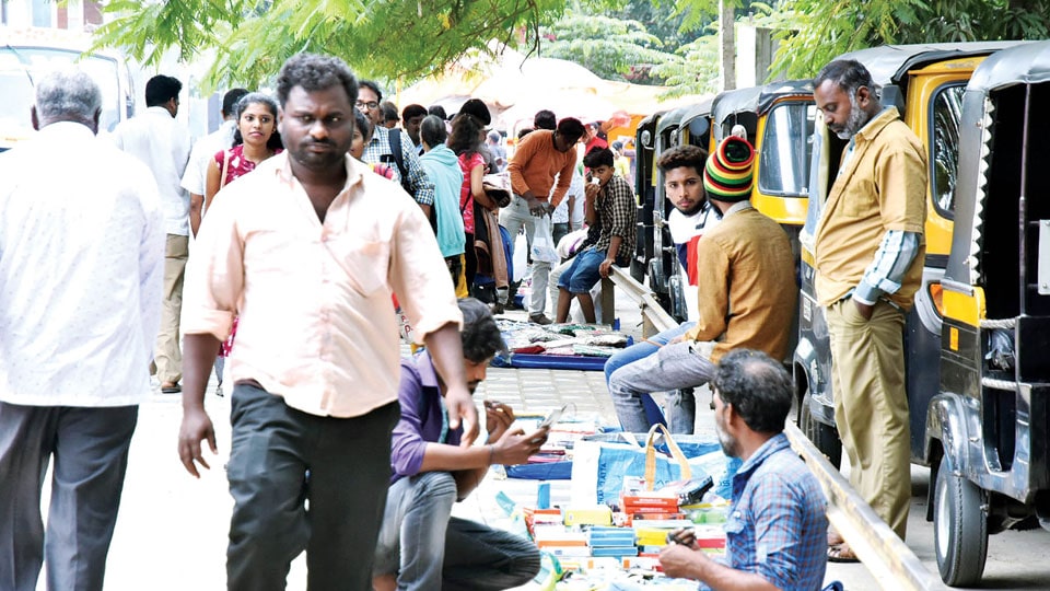 Vendors Back on Bus Stand footpath