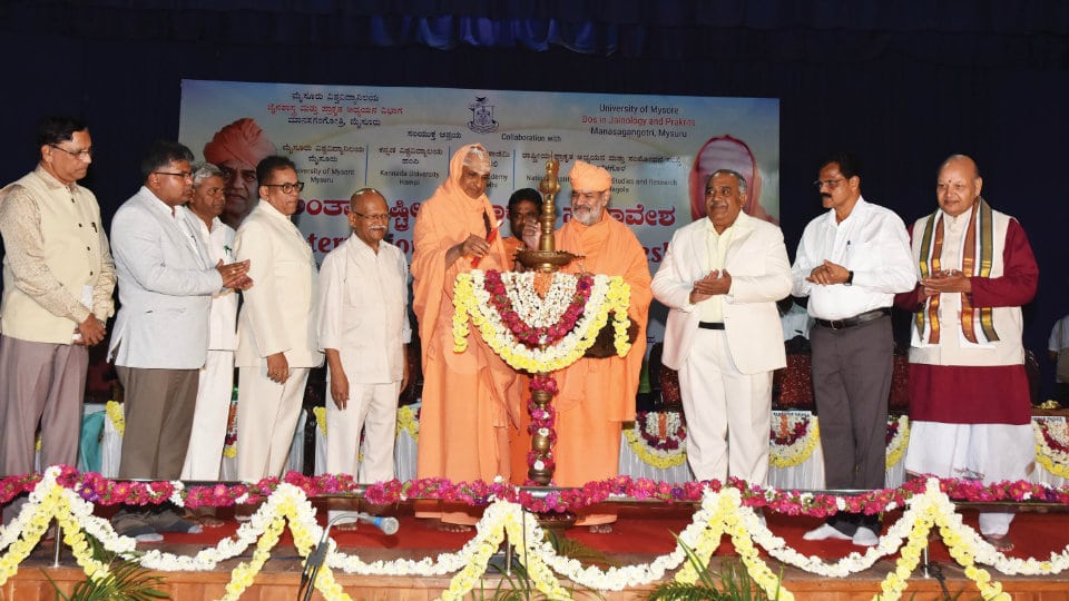 Jain Seer calls for promotion of Kannada
