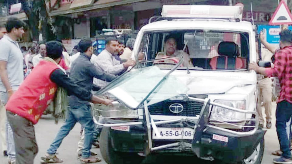ASI injured as Police vehicle hits electric pole in Hunsur