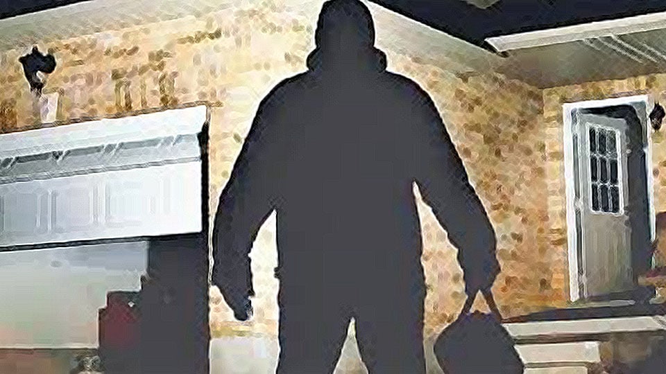 House burgled: Cash, gold jewellery looted