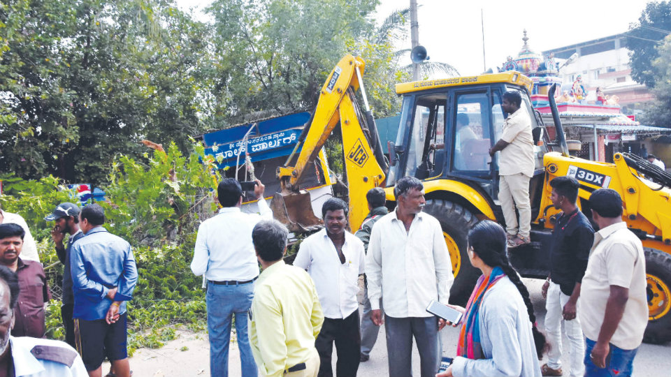 Footpath Encroachments: Ten shops demolished on Yoganarasimhaswamy Temple Road