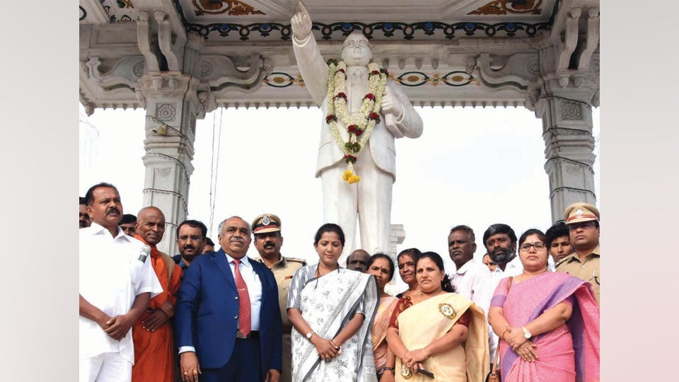 Leaders pay tribute on Mahaparinirvana Diwas