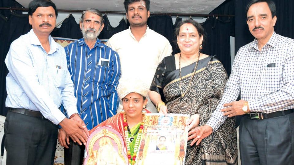 ‘Adarsha Gruhini-2019’ award conferred on Shruti Arun