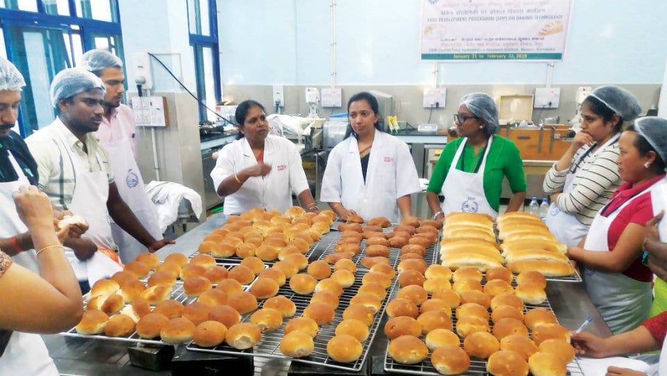 Skill India Initiative: Month-long “Baking Technology” training at CFTRI