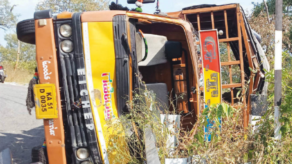 Over 20 injured as Canter vehicle topples