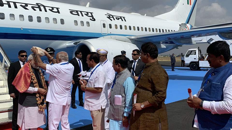 Prime Minister Narendra Modi  arrives at Tumakuru Siddaganga Mutt