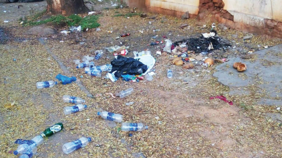 Empty bottles, garbage become eyesores in V.V. Mohalla