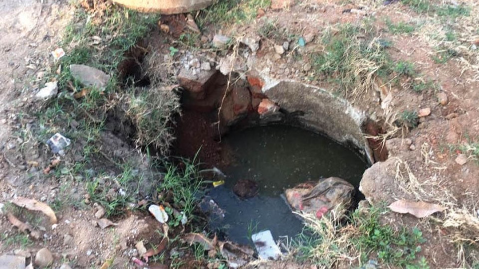 Open manhole posing danger at Rajivnagar