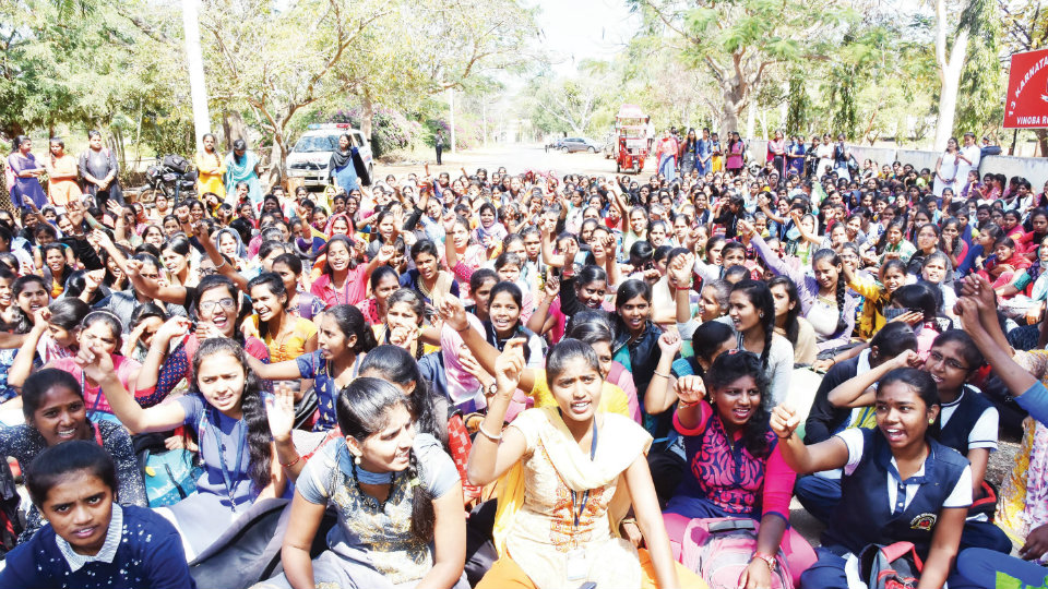 Maharani’s College students demand free laptops