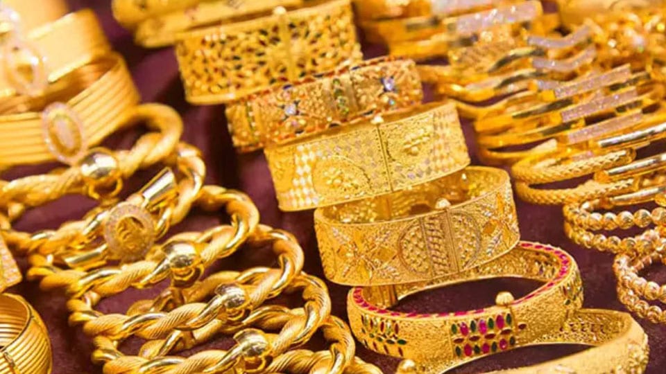 Elderly woman conned: Receives fake gold jewellery in exchange for her original jewellery