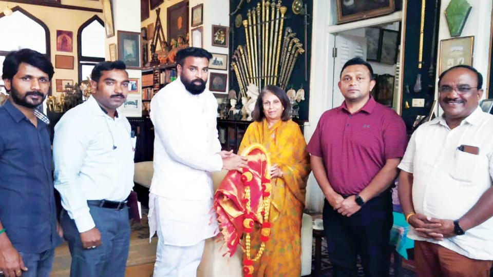 Minister Sriramulu invites Pramoda Devi for daughter’s wedding