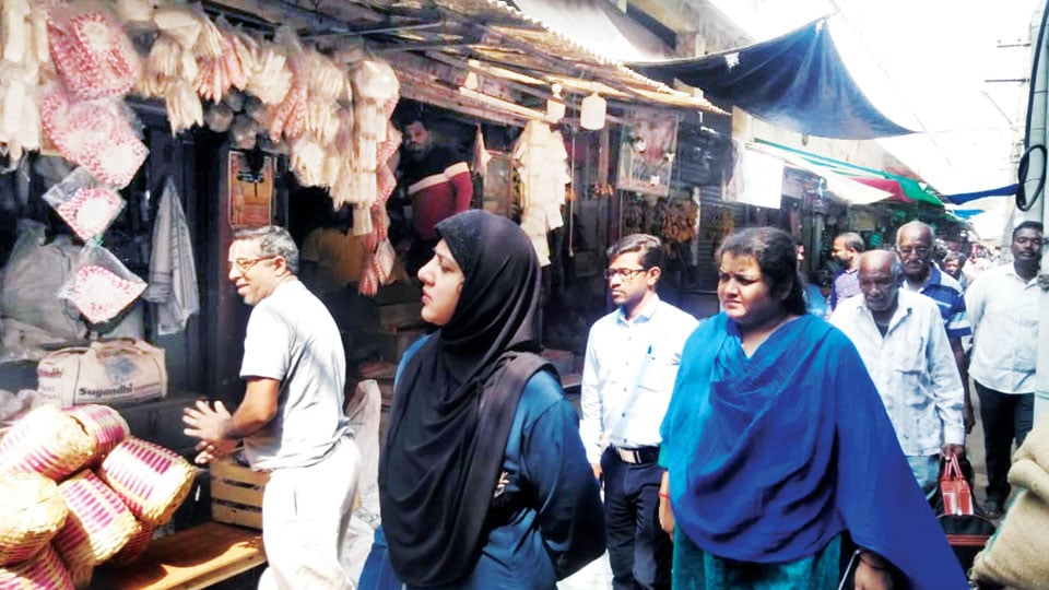 Mayor visits Devaraja Market