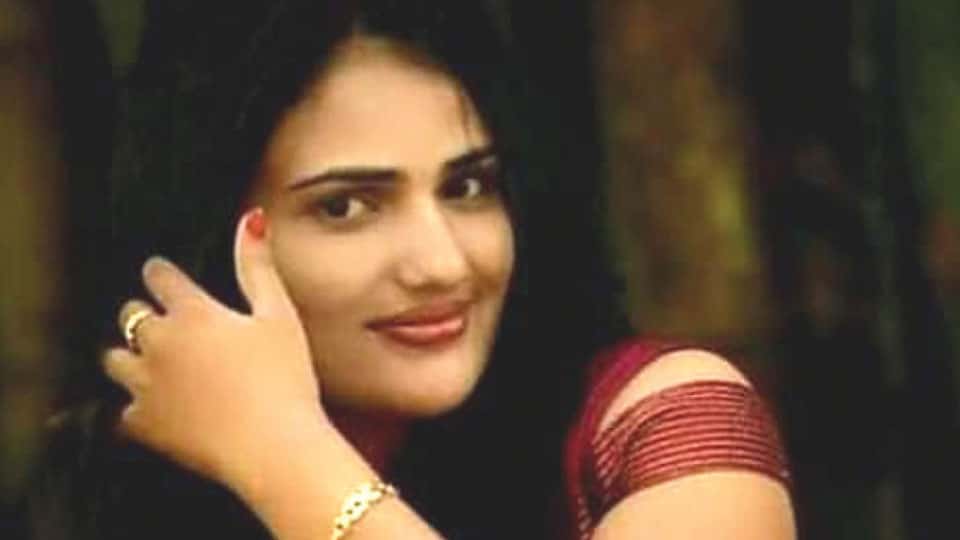 Young Kannada playback singer Sushmitha commits suicide