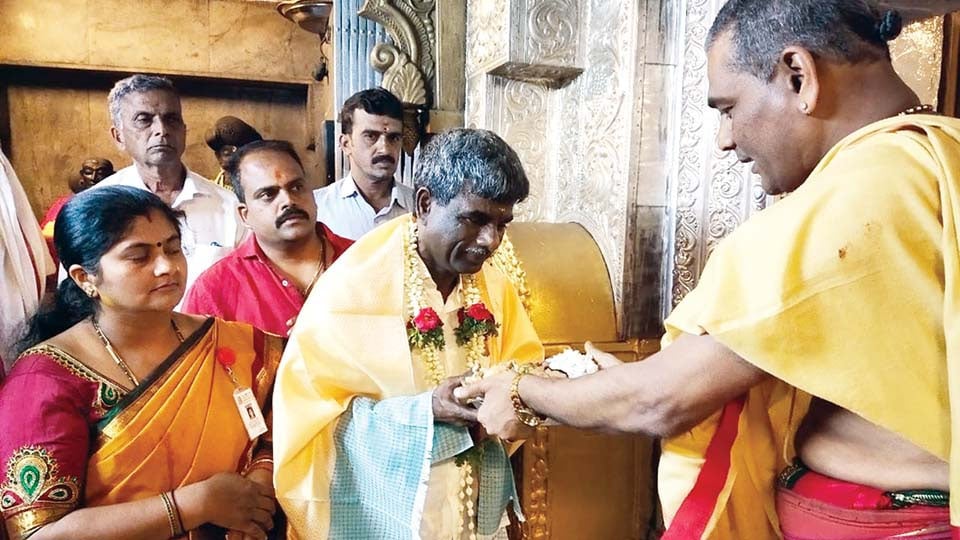 Golden chariot for Chamundi Temple: Minister to look into proposal